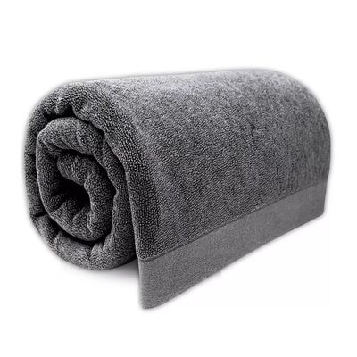 Une serviette de bain en coton ultra-doux testée par un dermatologue pour une peau sensible